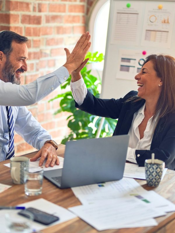 XNSE_GPS en Pontevedra man in white dress shirt sitting beside woman in black long sleeve shirt