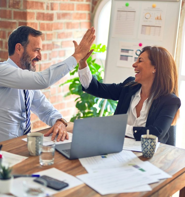 XNSE_GPS en Pontevedra man in white dress shirt sitting beside woman in black long sleeve shirt